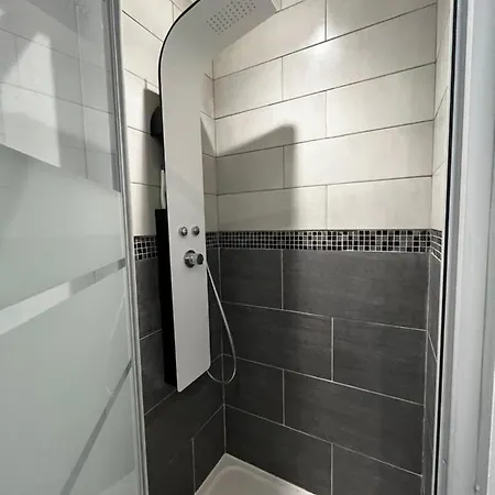 2 Pieces Avec Terrasse Proche Centre - Parking Gratuit A Proximite *